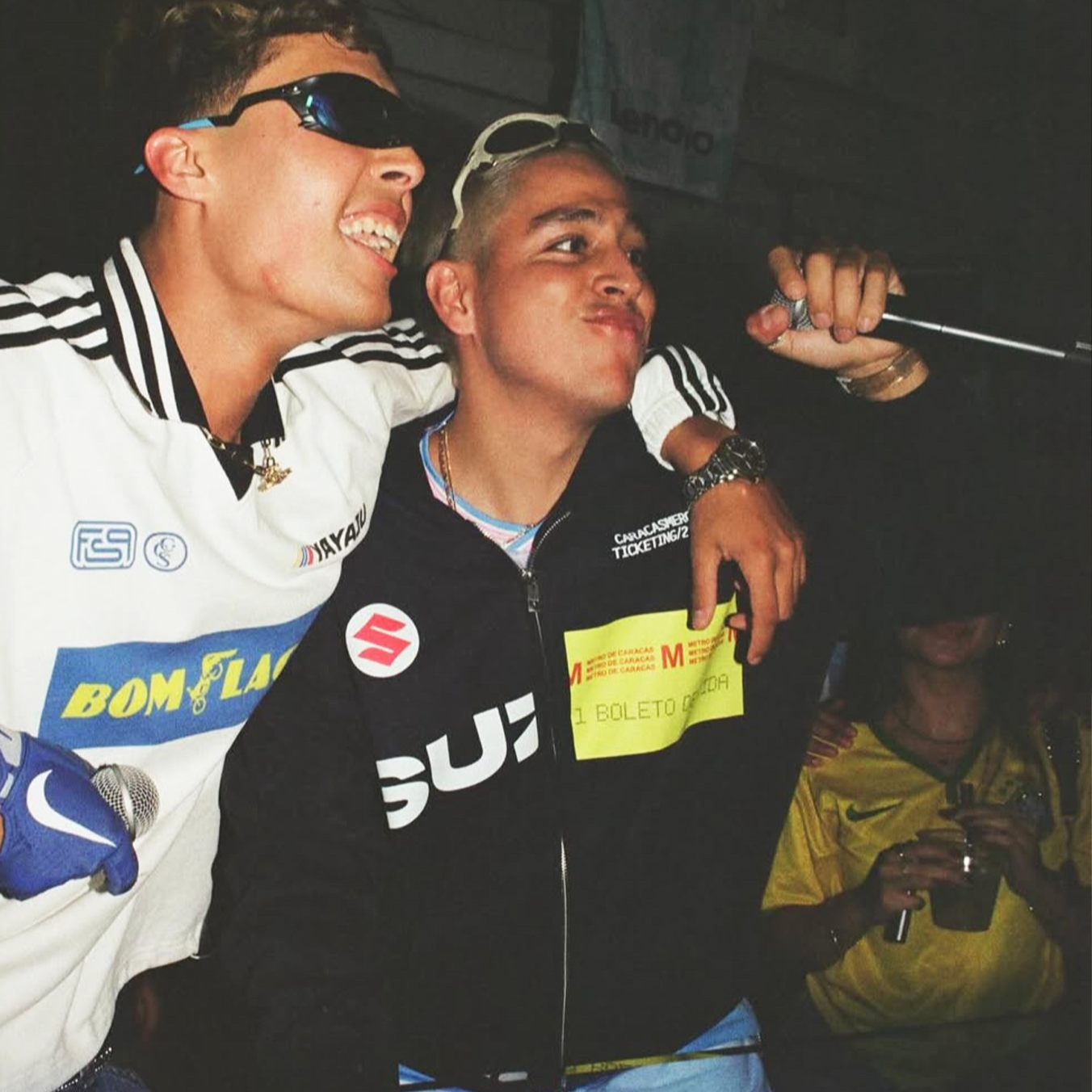 Modelo llevando la sudadera con capucha y cremallera «Metro Caracas» de Caracas Merch